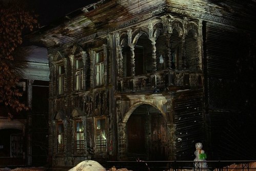 В бесконечном ожидании реставрации, - безнадёжно констатирует Снеговик-активист. Фото Сергея Кичигина