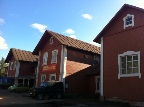 Старый деревянный вокзал на Чехова, 40 по-прежнему в работе. Фото: Константин Гудков