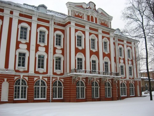 Здание Двенадцати коллегий в Петербурге (1722 г.) авторства всё того же Трезини, оказывается, не только имело 12 идентичных поставленных в ряд секций-члеников, 13-я, похоже, оказалась заброшена в далёкую Вологду! Фото: radimir-87 Здание Двенадцати коллегий в Петербурге (1722 г.) авторства всё того же Трезини, оказывается, не только имело 12 идентичных поставленных в ряд секций-члеников, 13-я, похоже, оказалась заброшена в далёкую Вологду! Фото: radimir-87