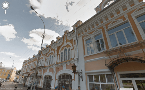 Дом брата иконописца Александра Илиодоровича (на фото Google Maps справа, проспект Победы, 5), построен в 1905—1906 гг. и хоть и пытается натянуть на себя более благородные формы неоклассики, плоть от плоти — братик неорусских купеческих соседей