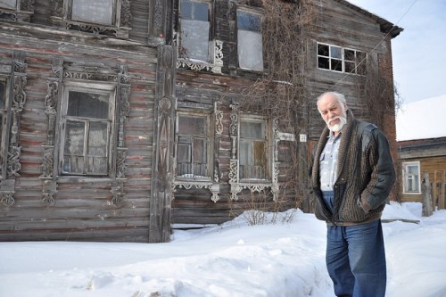 Дом Шахова и Леонид Стариков встречают этот Новый год с надеждой. А мы продолжаем сбор средств, и заодно приглядываемся к оригинальной покраске дома — розовый фон с белыми наличниками  (фото: «Красный Север»)