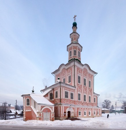 Алексей Новосёлов уверен, больше всего тотьмичей сейчас волнует собственная история и культура. Не будем спорить. Нас тоже очень интересует, к примеру, поразительное сходство между архитектурой тотемских храмов и северных шатровых церквей — силуэт, пропорции и даже строение крыльца! Фото: Пётр Ушанов