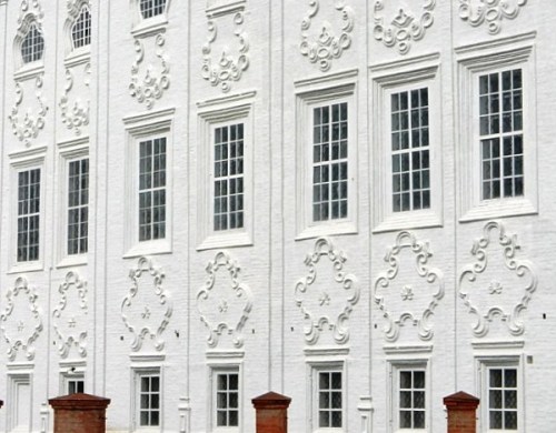 Картуши — теперь не только курьёзная особенность тотемских церквей, но и бренд города