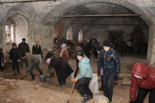 На субботник в Воскресенской церкви в Варницах пришли немыслимые для Вологды 70 человек